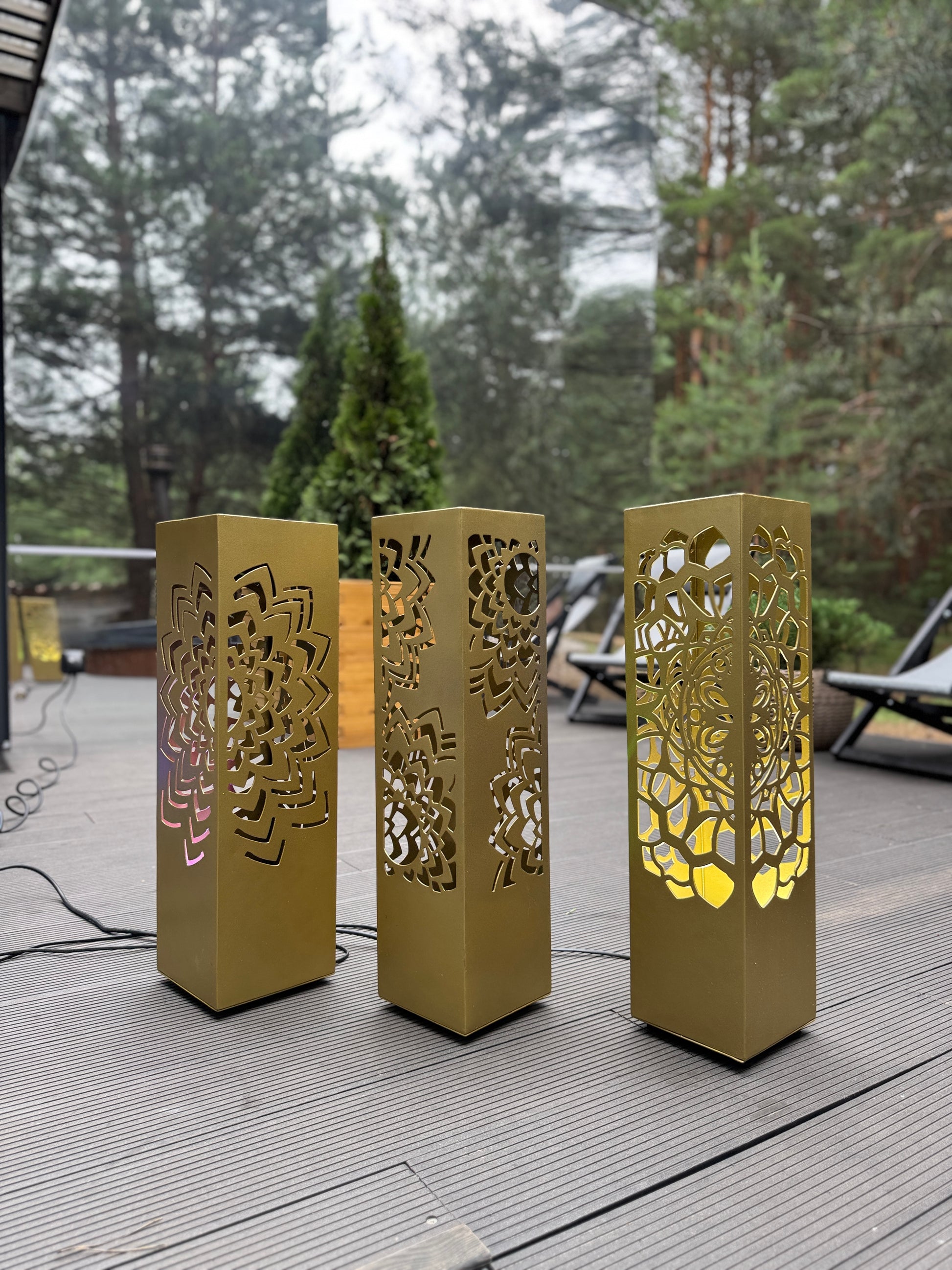 outdoor LED column lamp gold metal sculpture lighting design