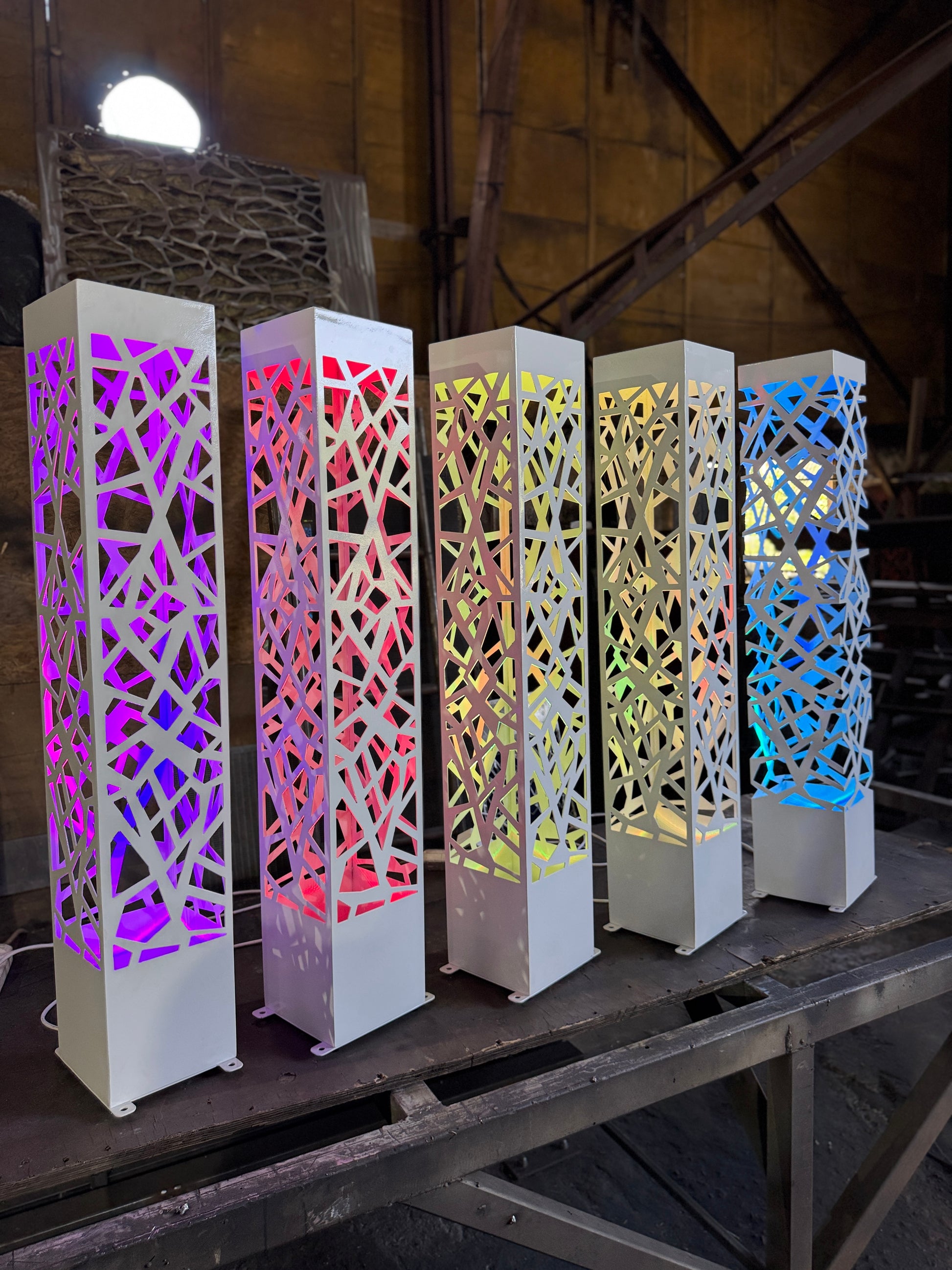 decorative outdoor LED column light metal sculpture design