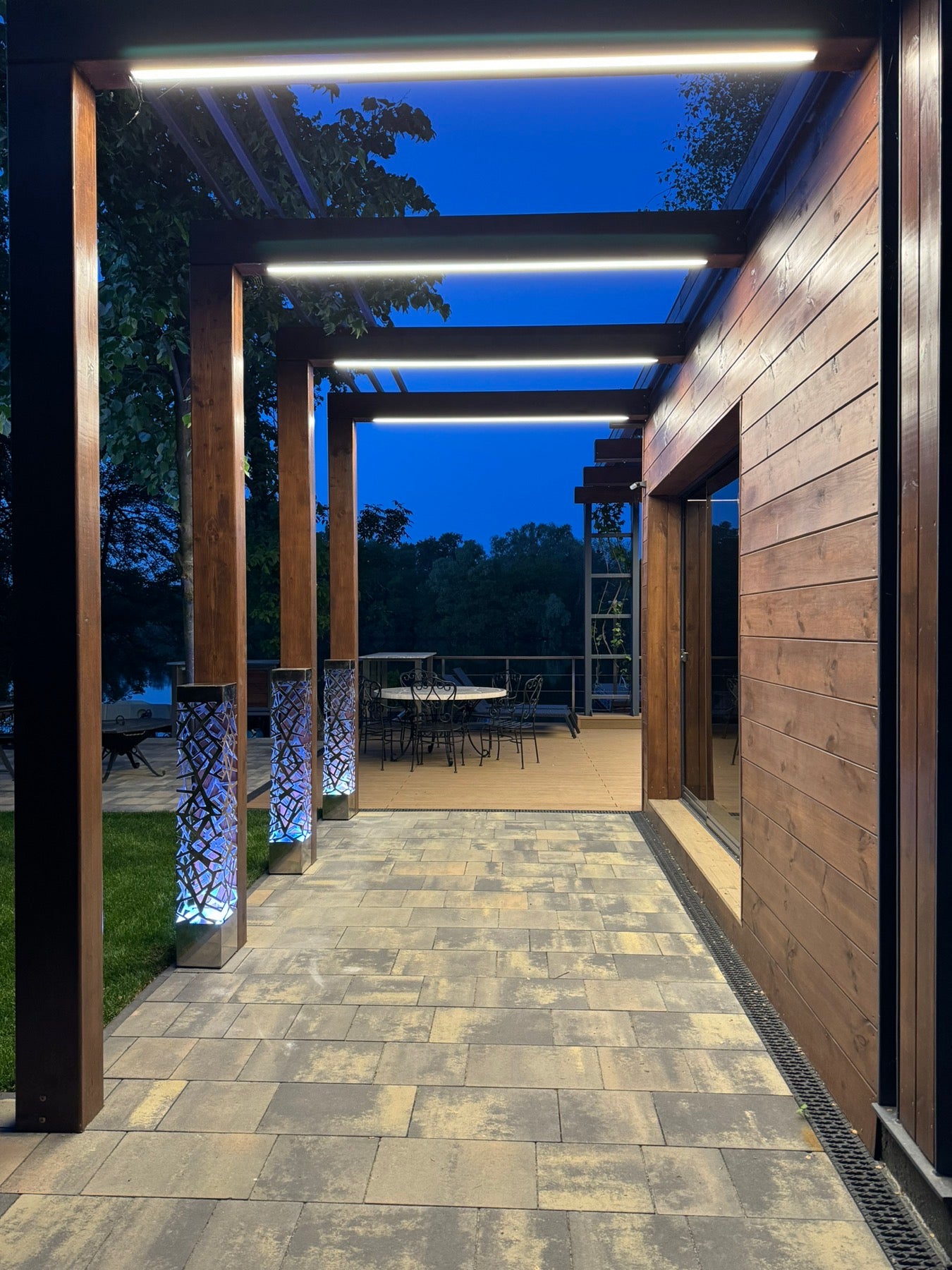 modern outdoor LED floor lamp metal column design with smooth reflective texture
